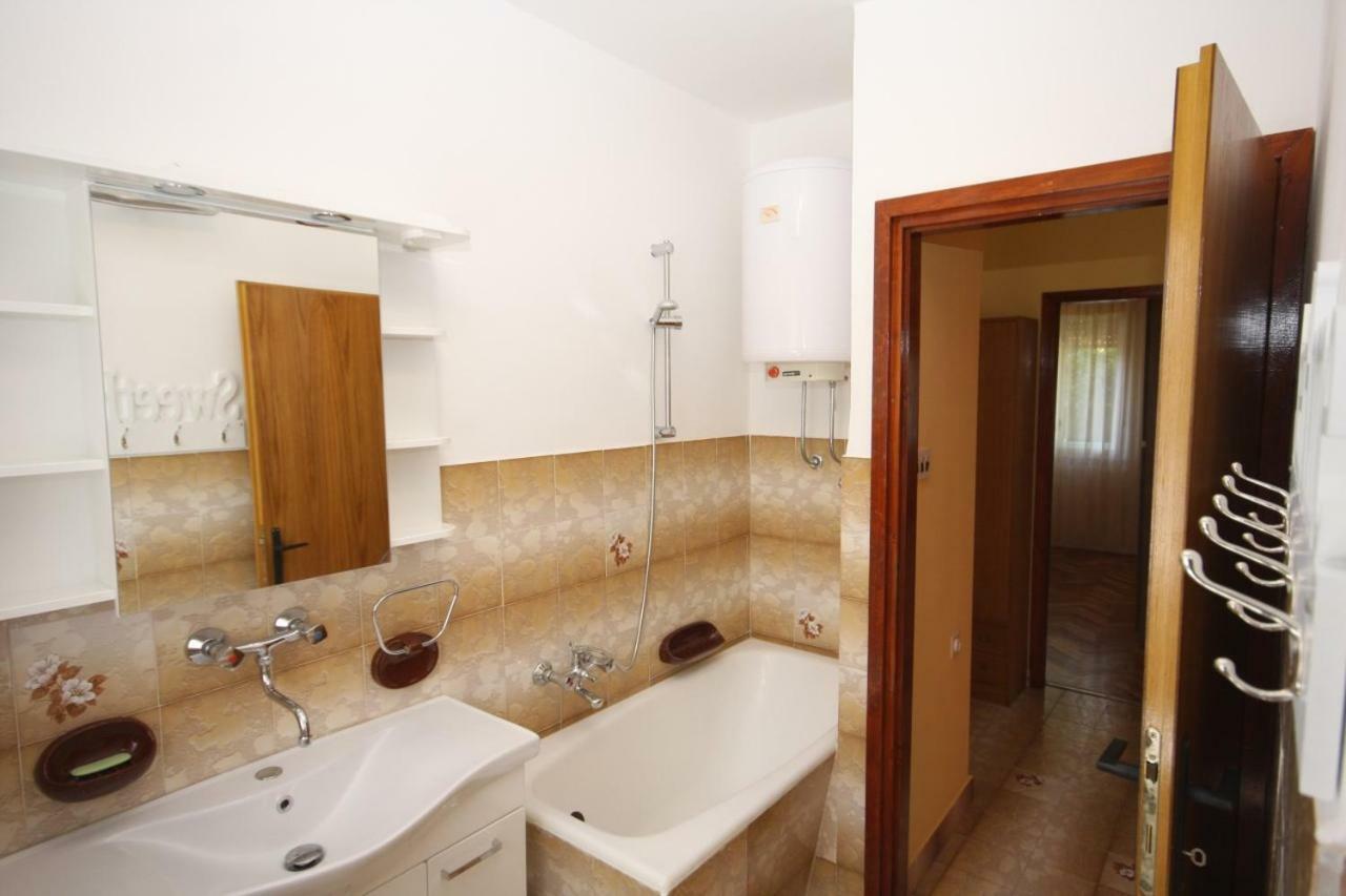 Two bedroom apartment, nice neighborhood, free parking, WiFi Pula Exterior foto