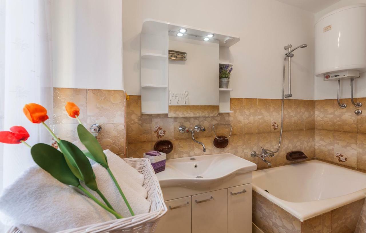 Two bedroom apartment, nice neighborhood, free parking, WiFi Pula Exterior foto