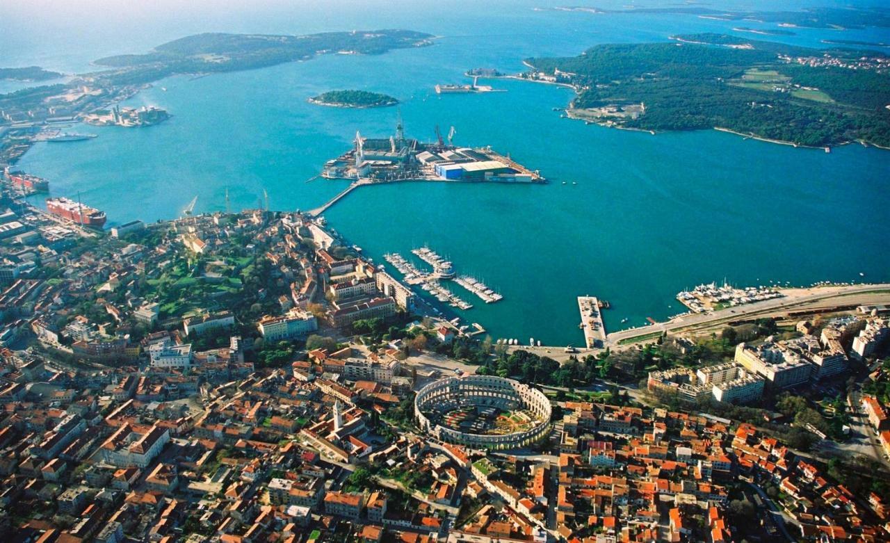 Two bedroom apartment, nice neighborhood, free parking, WiFi Pula Exterior foto